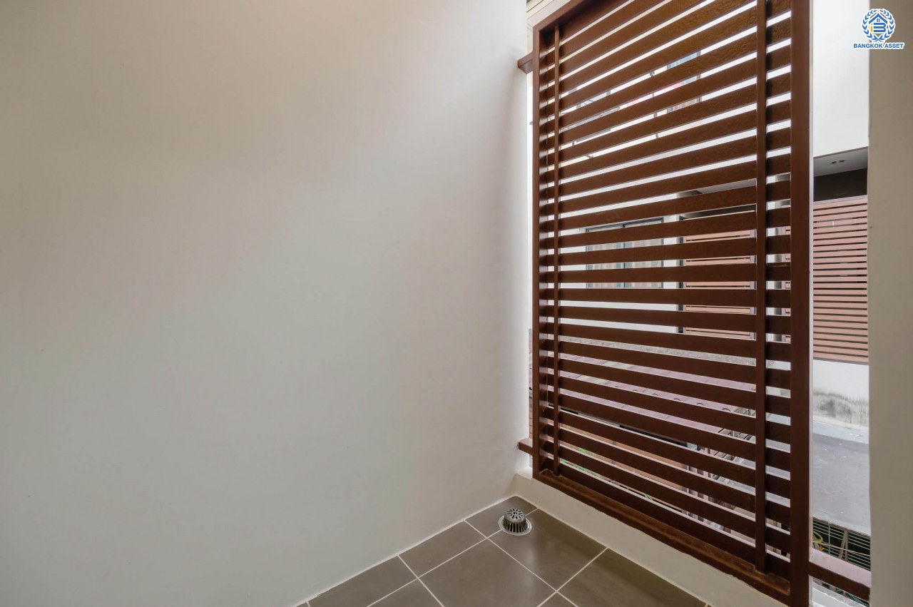 บ้านมือสองตกแต่งใหม่ โครงการ ซิกเนเจอร์ เพชรเกษม69 เนื้อที่ 17.6 ตร.ว. ฟังก์ชัน 3 ห้องนอน 3 ห้องน้ำ จอดรถได้ 1 คัน บ้านสภาพสวย บนทำเลเดินทางสะดวก เชื่อมต่อถนนเพชรเกษม, ถนนกาญจนาภิเษก, ถนนพุทธมณฑลสาย 2 และ 3 ใกล้รถไฟฟ้าสายสีน้ำเงิน "สถานีหลักสอง" ในราคาสุดคุ้ม!...